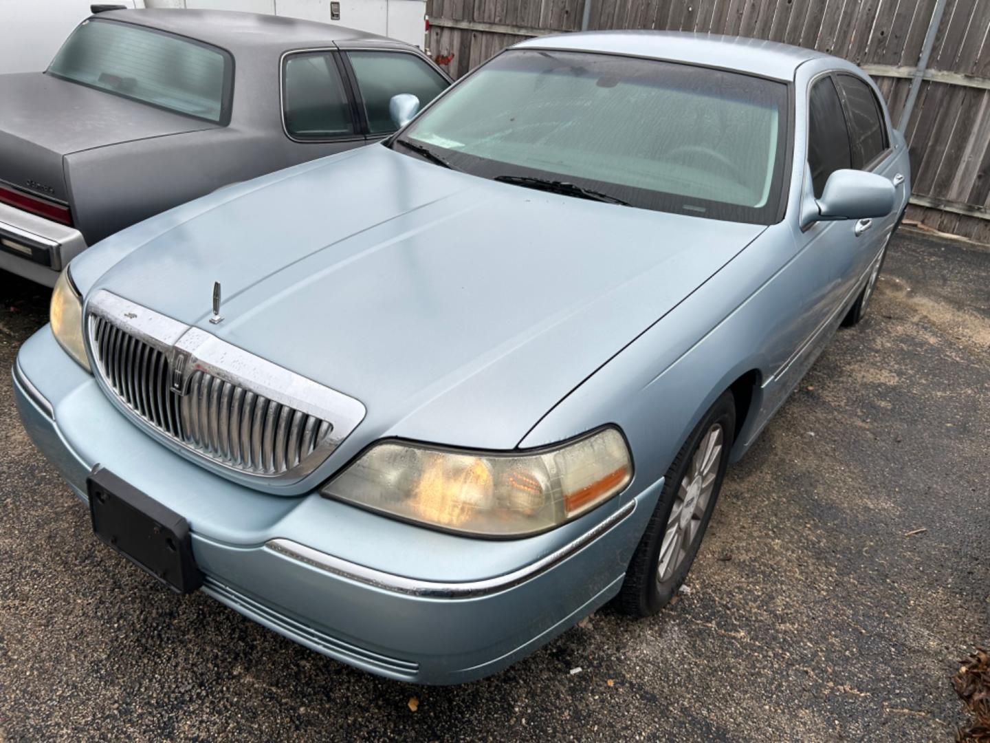 2006 Lincoln Town Car (1LNHM81W66Y) , located at 1687 Business 35 S, New Braunfels, TX, 78130, (830) 625-7159, 29.655487, -98.051491 - Photo#0